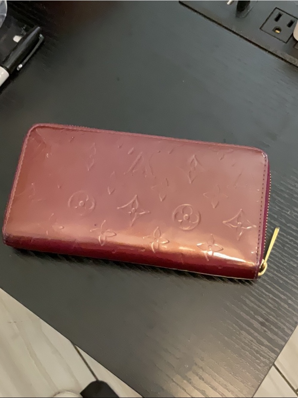 LV vernis wallet